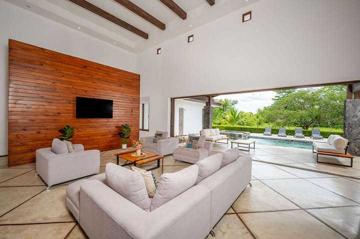 Disfruta de momentos en familia en este luminoso y elegante salón: simplemente abre las puertas y salta directamente a tu piscina privada