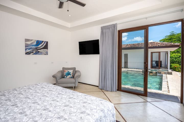 Despiértate con unas impresionantes vistas a la piscina y al jacuzzi desde la comodidad de tu espacioso dormitorio.