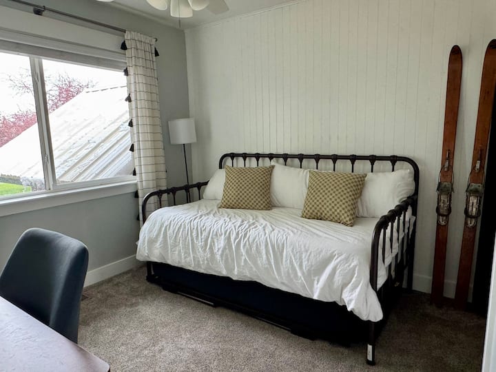 Twin XL trundle bed. ניתן להעלות את המיטה הנפתחת לגובה זהה לזה של המיטת היום, וליצור מיטה אחת גדולה במיוחד!