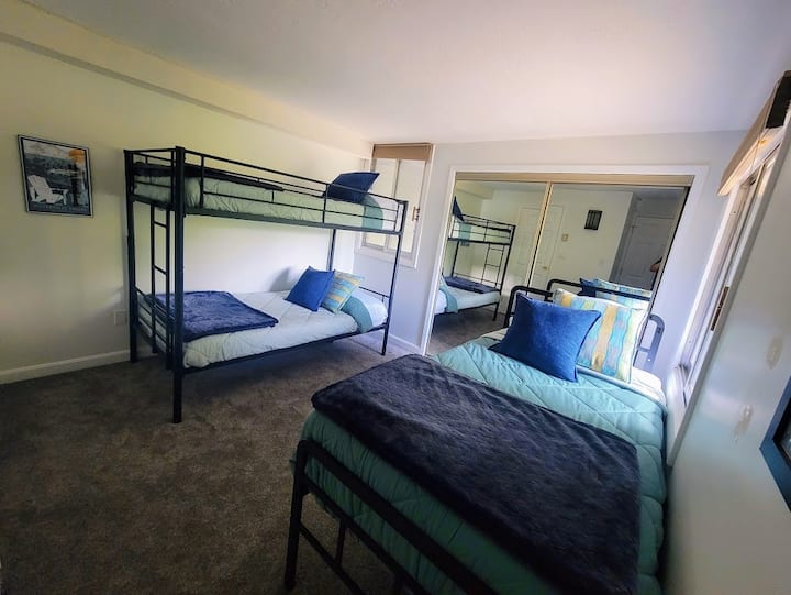 Spavaća soba na 1. katu. Kroz ovu prostoriju nalaze se vrata koja vode u kupaonicu. Veliki ormar – puno prostora za pohranu. 