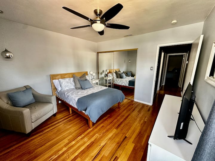 Posteľ v plnej veľkosti, zatemňovacie závesy, veľká zrkadlová skriňa a komoda, kútik na čítanie a televízor.