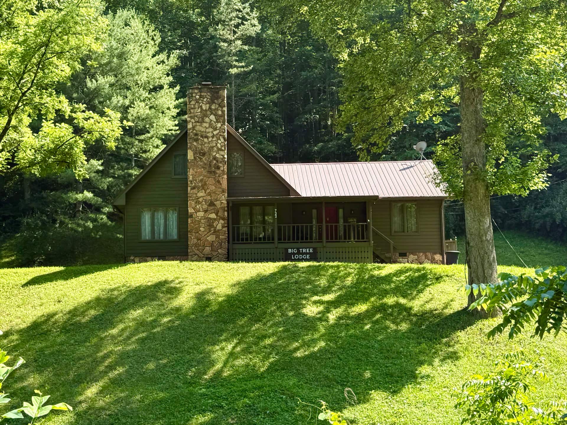 Big Tree Lodge- Near Leatherwood Off Road Park!