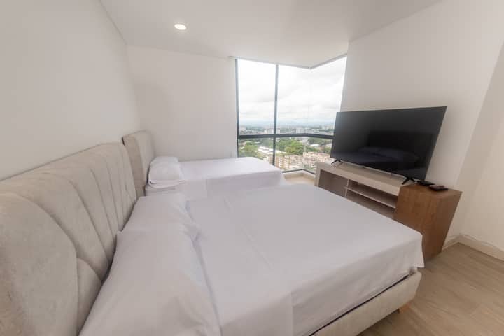 客房配有2张半双人床、55英寸电视和伊瓦格市的美景。