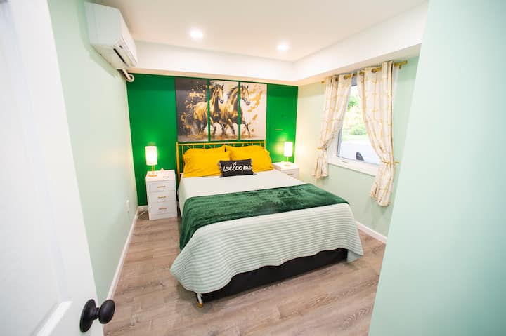 Prostrani bračni krevet s dva noćna ormarića s pametnim utičnicama.