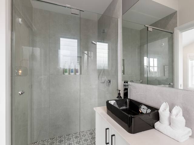 4BR Brand New Retreat w/ Patio Deck & City Access gallery image 4