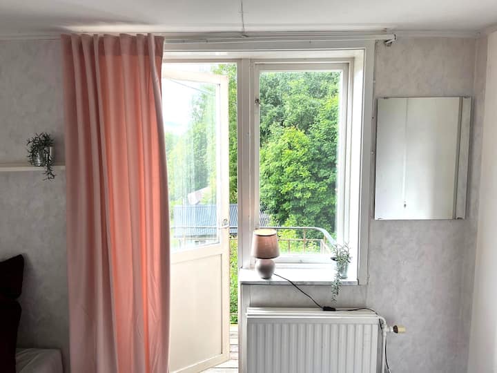 Kleiner Rückzugsort: Balkon mit Ausblick ins Grüne.