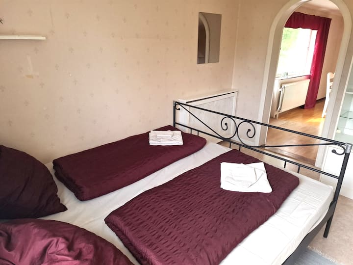 Gemütlicher Schlafbereich mit Zugang zum Wohnzimmer.