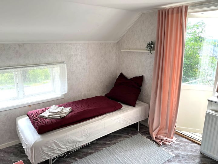 Kleines, charmantes Zimmer mit Zugang zum Balkon – perfekt für Rückzug oder Kinder.