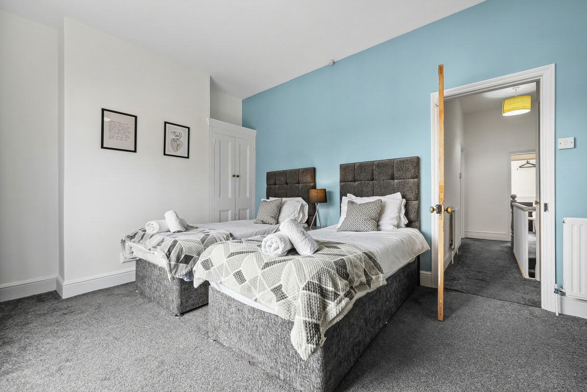 Prostrana dvokrevetna soba s mogućnošću fleksibilnog rasporeda spavanja za goste.

