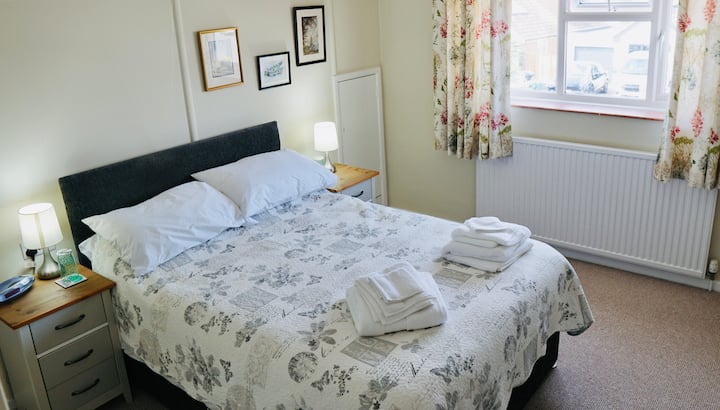 Ორადგილიანი საწოლი ლამაზი ხედებით ესტუარზე. Არის გარდერობი, უჯრის გულმკერდი, საძინებლის სკამი, საწოლისპირა სანათები, ფენის სიგნალიზაციის რადიო, კონდიციონერი, პლაჟის პირსახოცები, დამატებითი ბალიშები, ფანჯრის ჟალუზები. USB ‑ ქულები შტეფსელებზე.