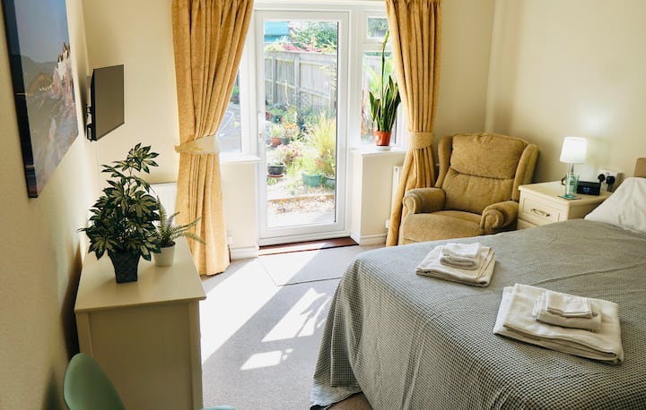 Ამ ქვედა ორადგილიან საძინებელს აქვს კარი დარბაზიდან და კარი ბაღში. Მასში არის ტელევიზორი, სავარძელი, საძინებლის სკამი, გარდერობის სარკე, უჯრის გულმკერდი, საწოლისპირა მაგიდები, სანათები, რადიო სიგნალიზაცია და ფენი. Პლაჟის პირსახოცები მთლიანად უზრუნველყოფილია. 