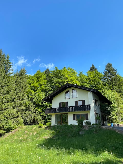 Cozy 3-room apartment with terrace & mountain views