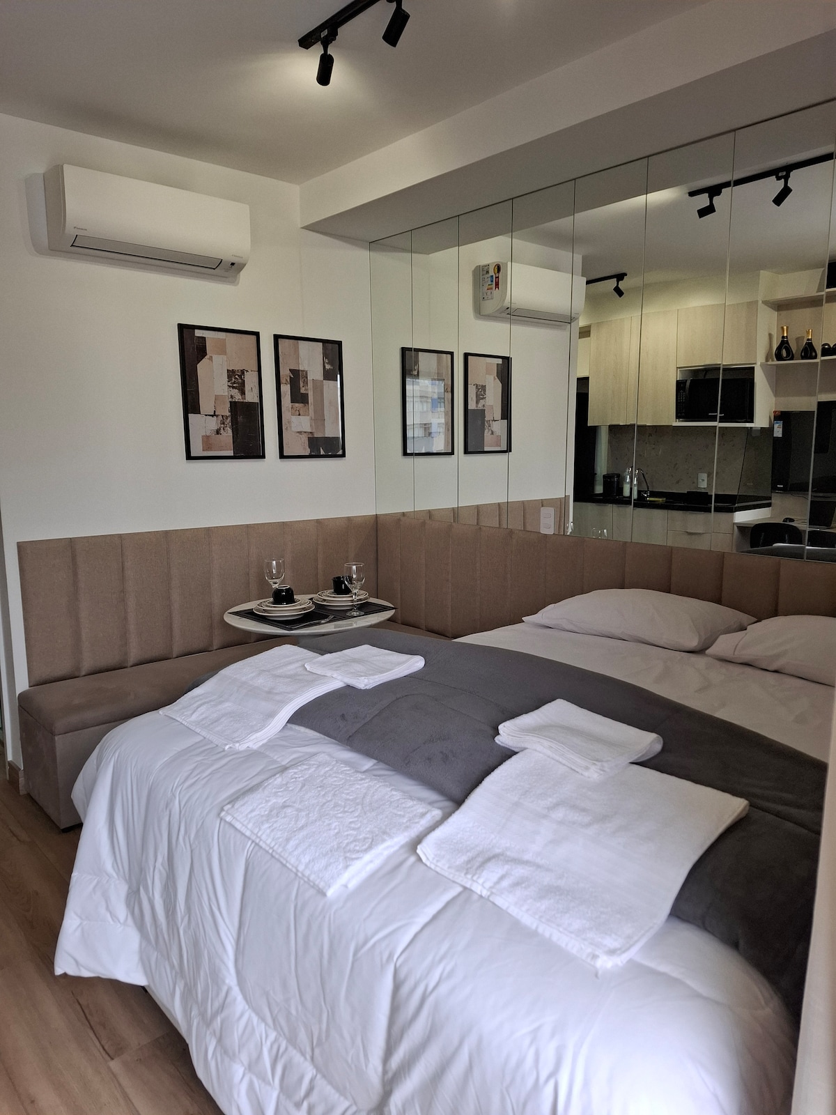 1 Protetor P/colchão Impermeável Ortobom Queen 
1 Coberdrom Manta Com Sherpa Casal Queen 
1 Edredom Queen Percal 200 fios 100% Algodão Branco
2 Travesseiros 100% Algodão 200 Fios 70 X 50 
2 Jogos de Lençol Queen 4 Peças 100% Algodão 200 Fios P Palito