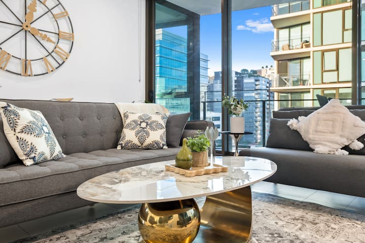 Central 2BR – Free Parking & Pool – Sleeps 6