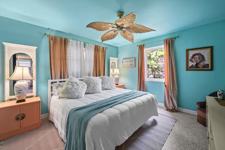 Duerme en este sereno dormitorio tamaño king. Disfruta de tus programas favoritos en el televisor inteligente.