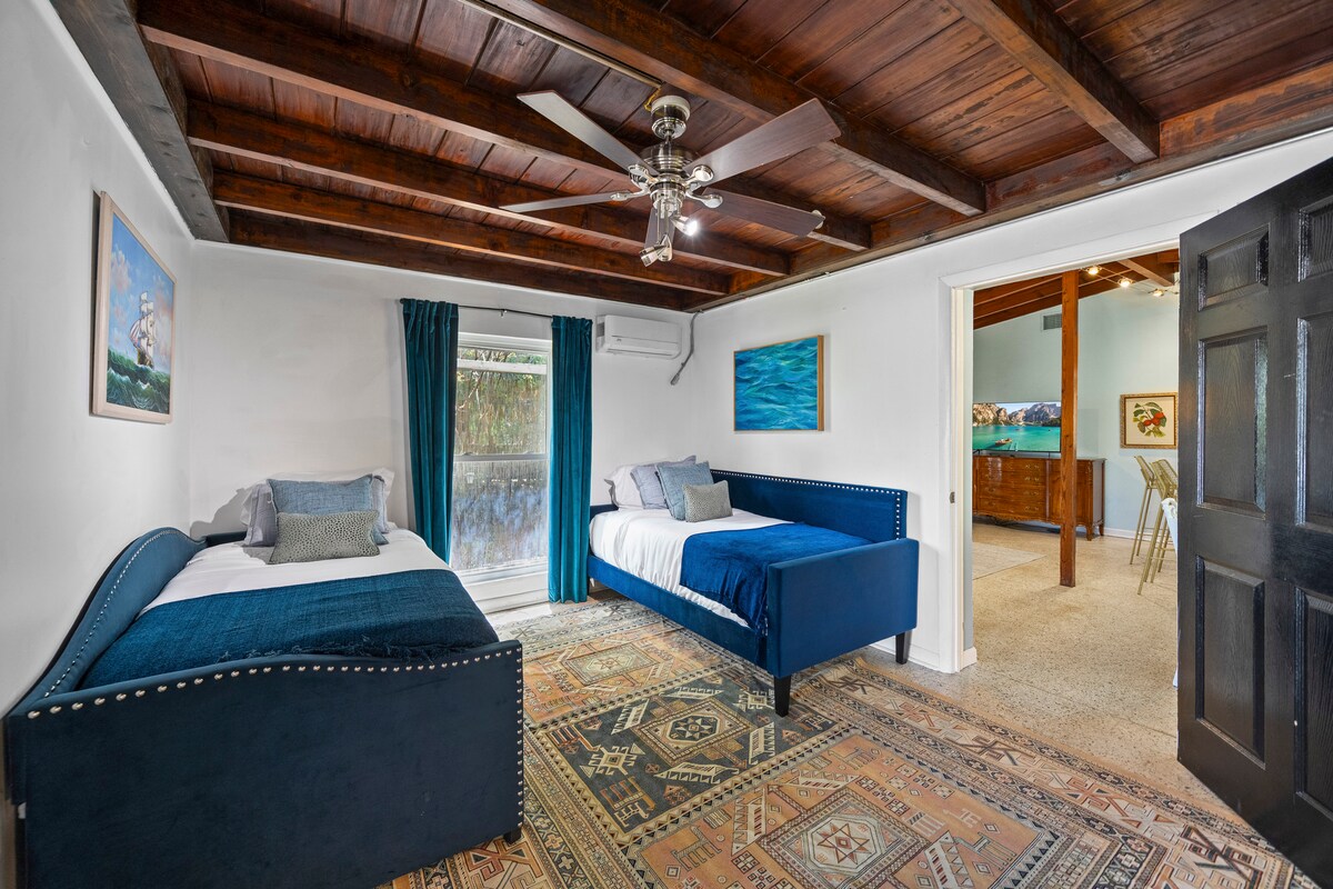 Ამ მრავალმხრივ ოთახში კომფორტულად იძინებს 3 ზრდასრული, ორი ტყუპი საწოლითა და გამოსაწევი თასმით. 