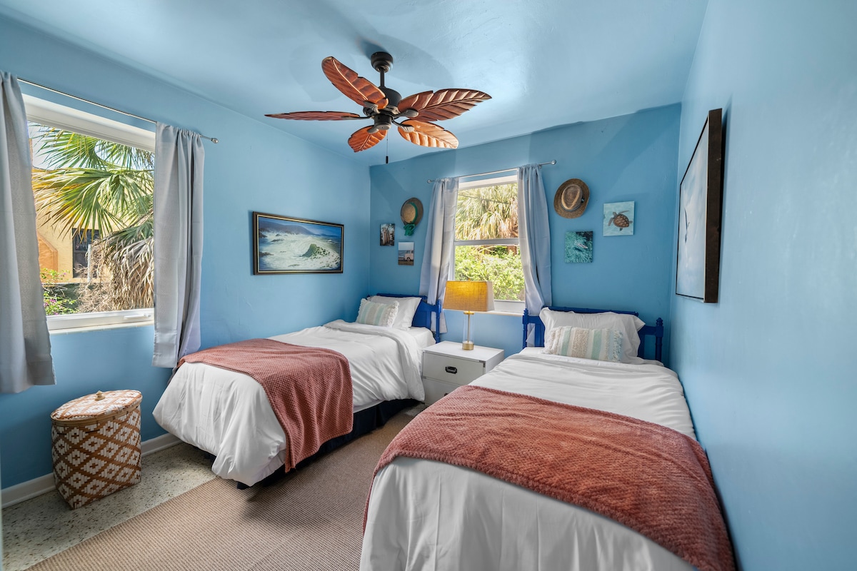 ეს მსუბუქი და კარგად განათებული ორადგილიანი საძინებელი ორი კომფორტული საწოლით იდეალურია მეგობრებისთვის ან ოჯახისთვის.