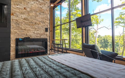 RIVER and SKY Treehouse -Hot tub-Amazing Views-