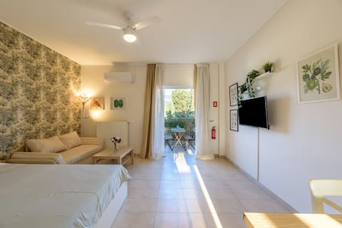 Successful Airbnb property: Nature studio Metro Central 4th near Athens Univer in ιλισια παρκο