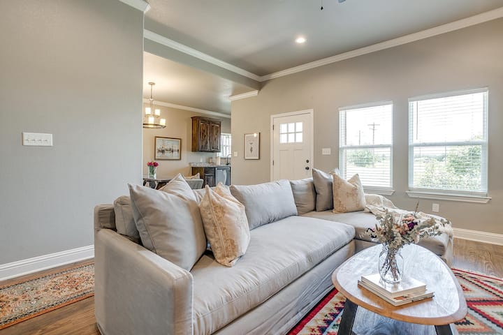 Stylish 3-br -Private Fenced Yard-near De Cordova - Granbury, TX