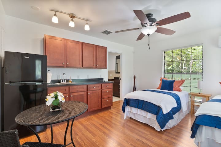 Kjo është një dhomë gjumi unike.  Siç mund ta shohësh, ka një aneks kuzhine në të, si dhe një banjë.