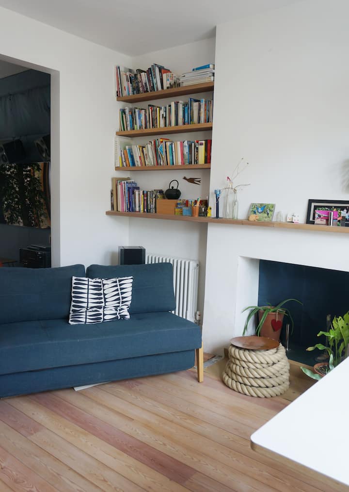 ספה נפתחת בחדר הקבלה בקומת הקרקע