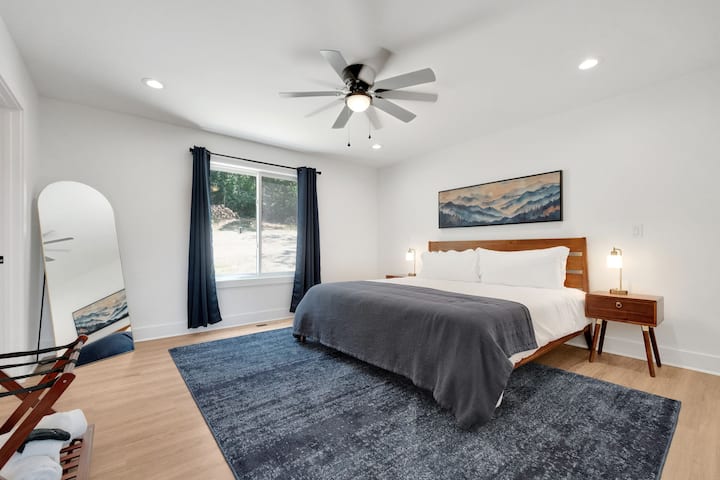 ห้องนอนใหญ่ เตียงคิงไซส์บนชั้นหลัก