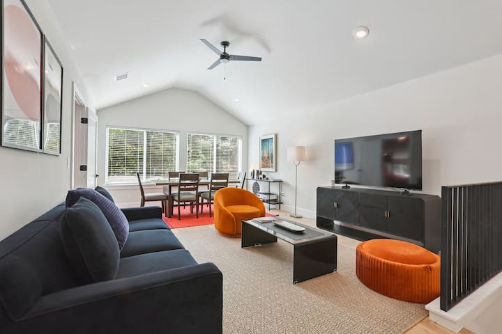 Tërhiqe divanin nga krevati. Kjo shndërrohet në një krevat dysheku me shkumë memorie "queen".