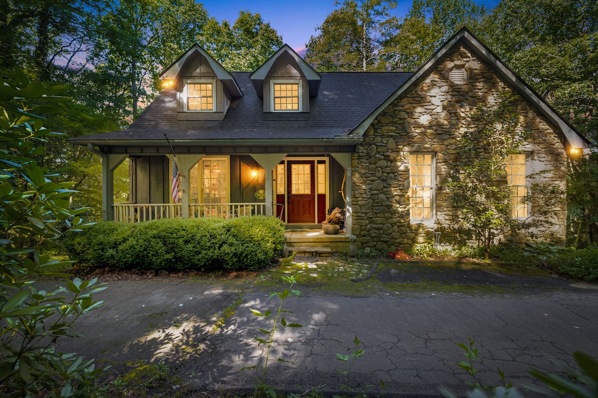 Sue's Mountain Charm Fire Pit Mountain Views - Houses for Rent in