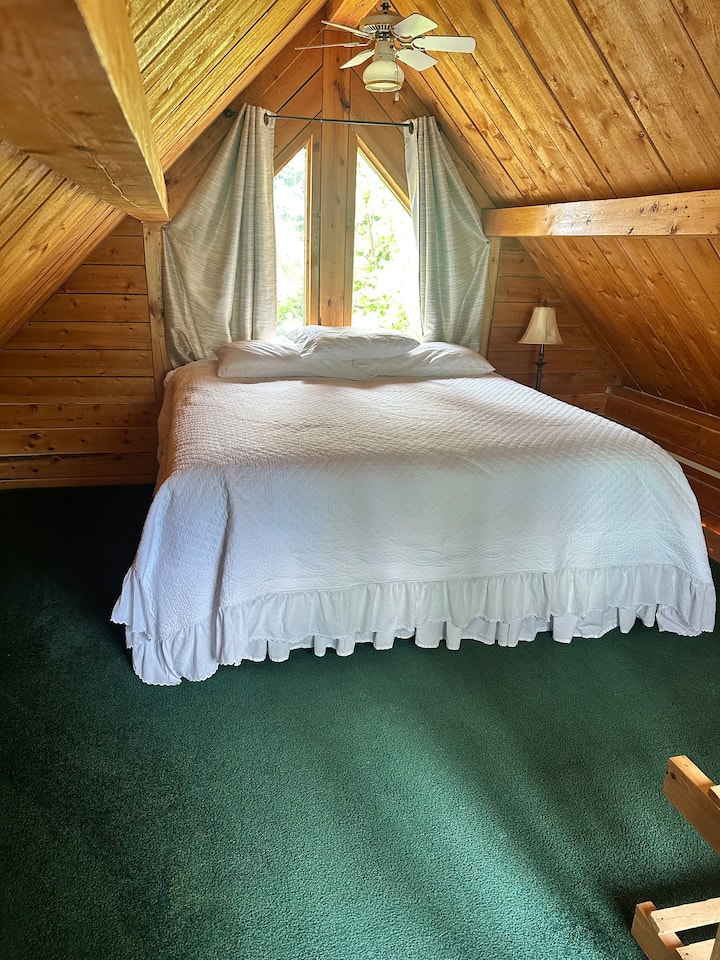 楼上阁楼配有一张加大双人床、窗外景观以及存放行李和箱包的空间。 

