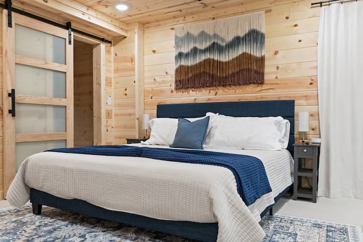 Dormitorio principal con espacio de trabajo, sala de estar, balcón privado, vestidor con lavandería, Smart TV, cortinas opacas y baño adjunto