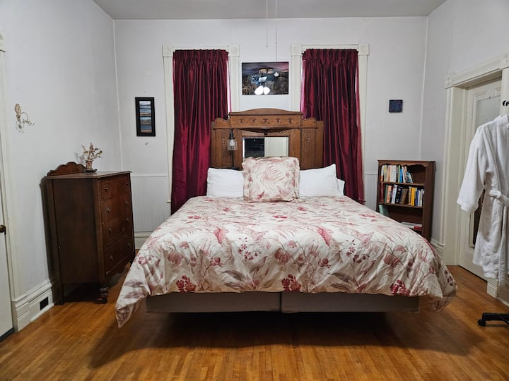 Krevat dopio "king" dhe raft rrobash