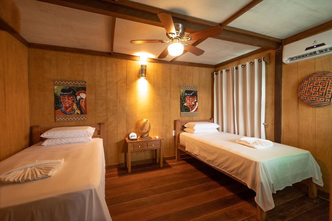 Nossa suíte versátil se adapta à sua viagem! Perfeita para amigos ou família, com duas camas de solteiro que podem ser unidas para formar uma de casal. Climatizada e com todo o conforto para sua aventura na Amazônia!