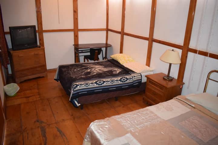 jedna manželská posteľ a jedna manželská posteľ