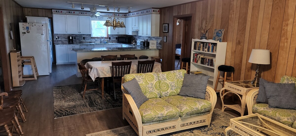 Successful Airbnb property: Secluded, Spacious Edisto Beach Walk Home "Chaika" in Edisto / Colleton