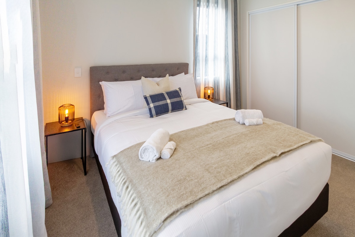 מיטה זוגית גדולה עם מצעים איכותיים של מלון 5 כוכבים וכריות קטיפה, יש גם מספיק מקום לארון בגדים.