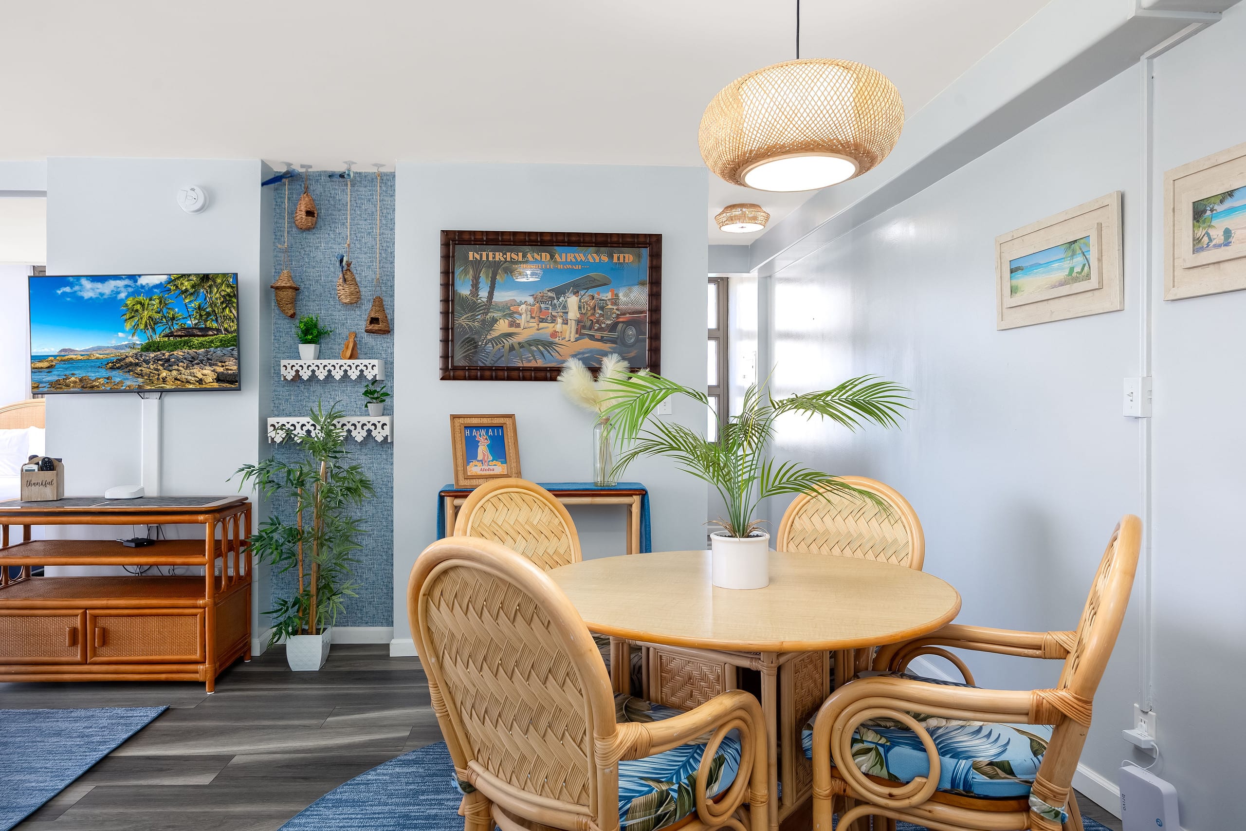 Waikiki condo w/ lanai, ocean views & beach gear - Image 18