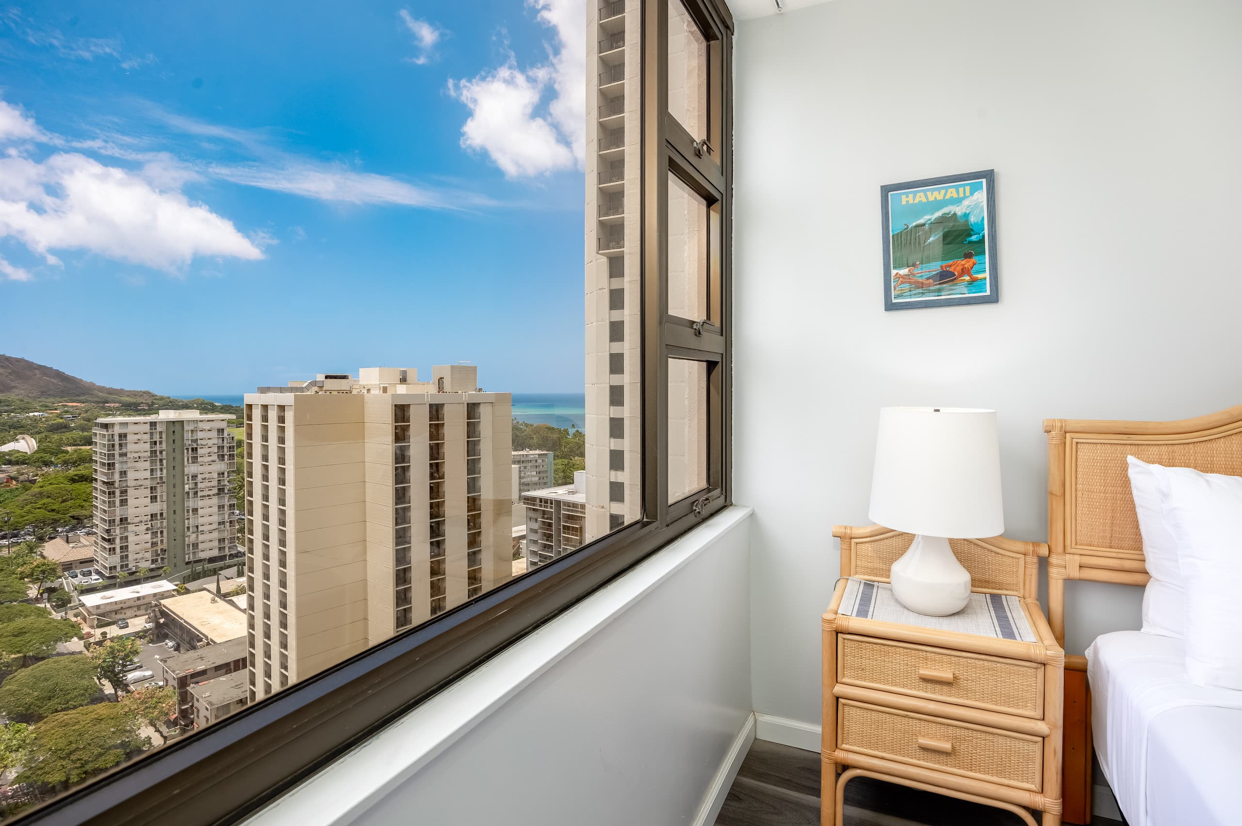 Waikiki condo w/ lanai, ocean views & beach gear - Image 34
