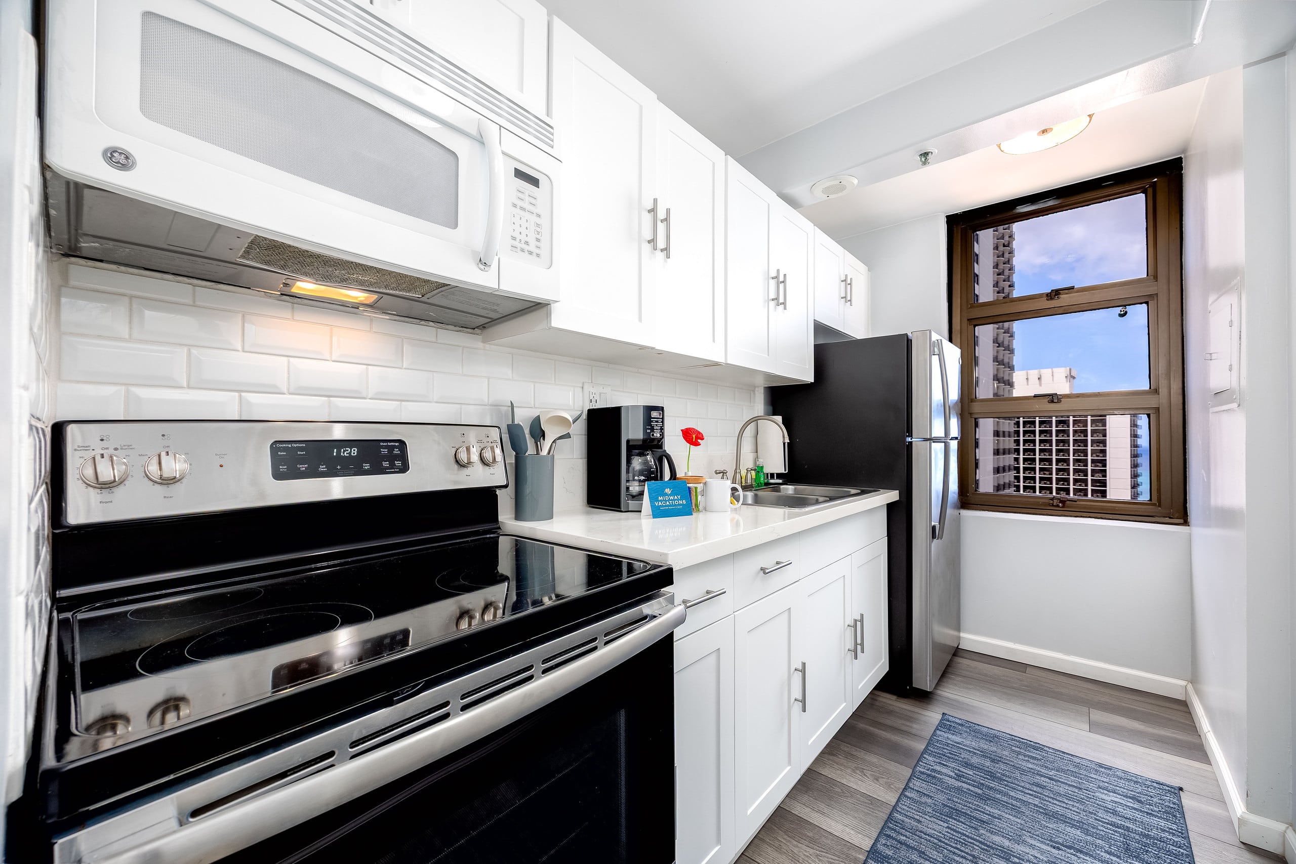 Waikiki condo w/ lanai, ocean views & beach gear - Image 11