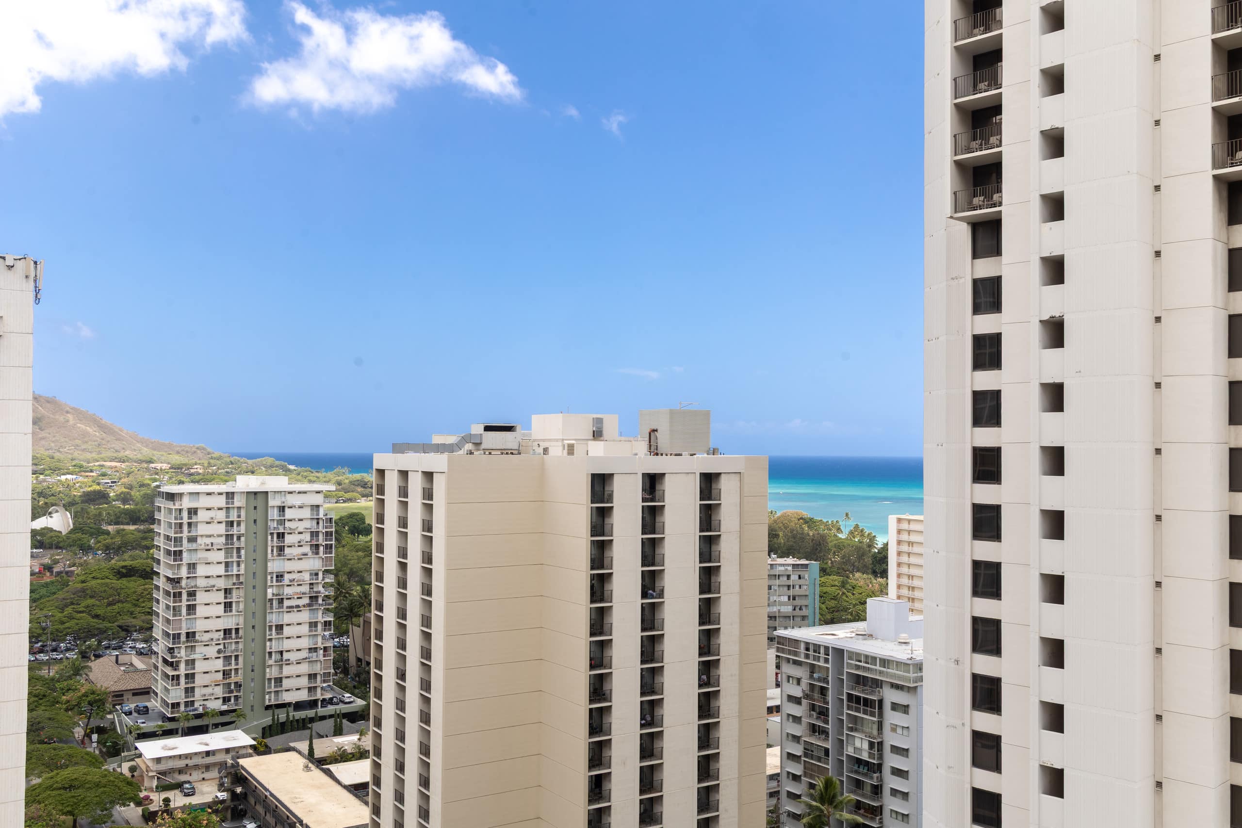 Waikiki condo w/ lanai, ocean views & beach gear - Image 46
