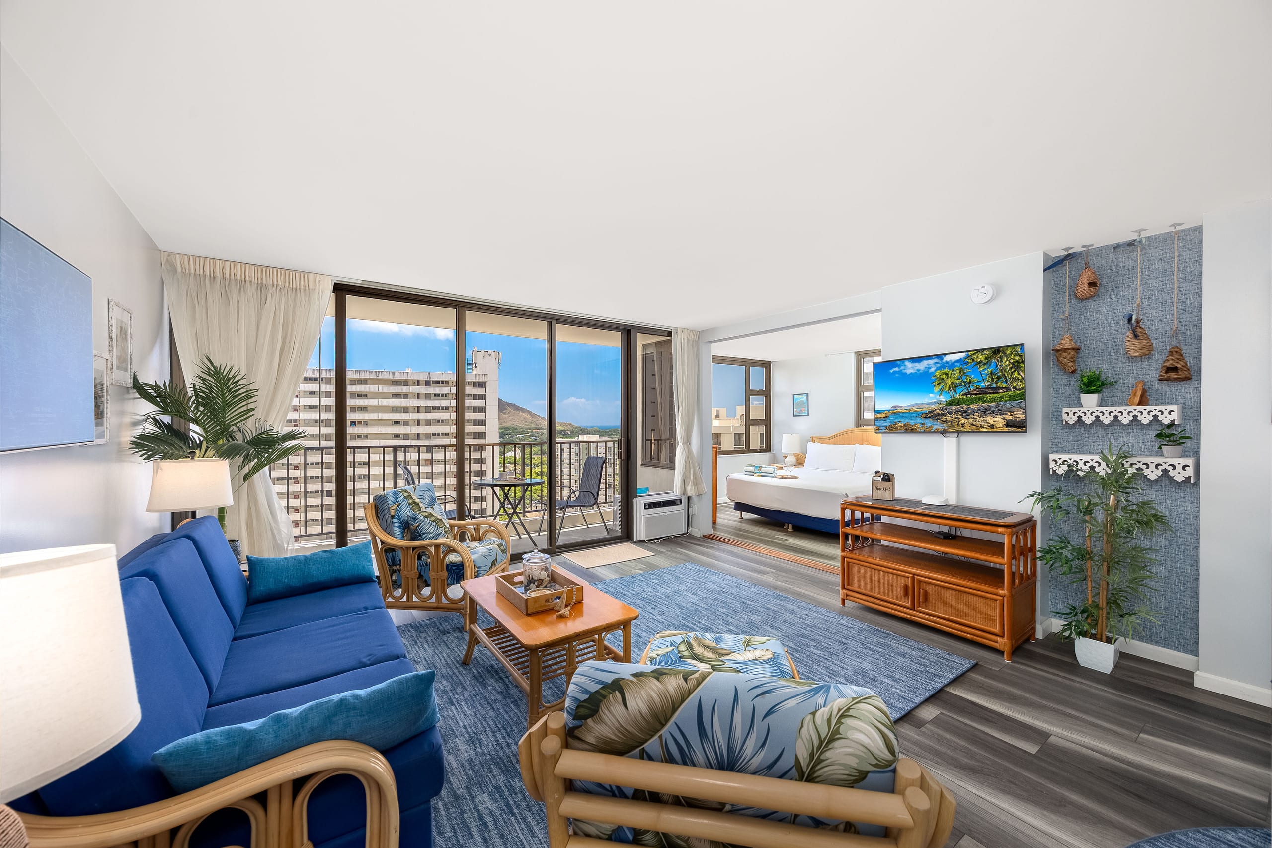 Waikiki condo w/ lanai, ocean views & beach gear - Image 2