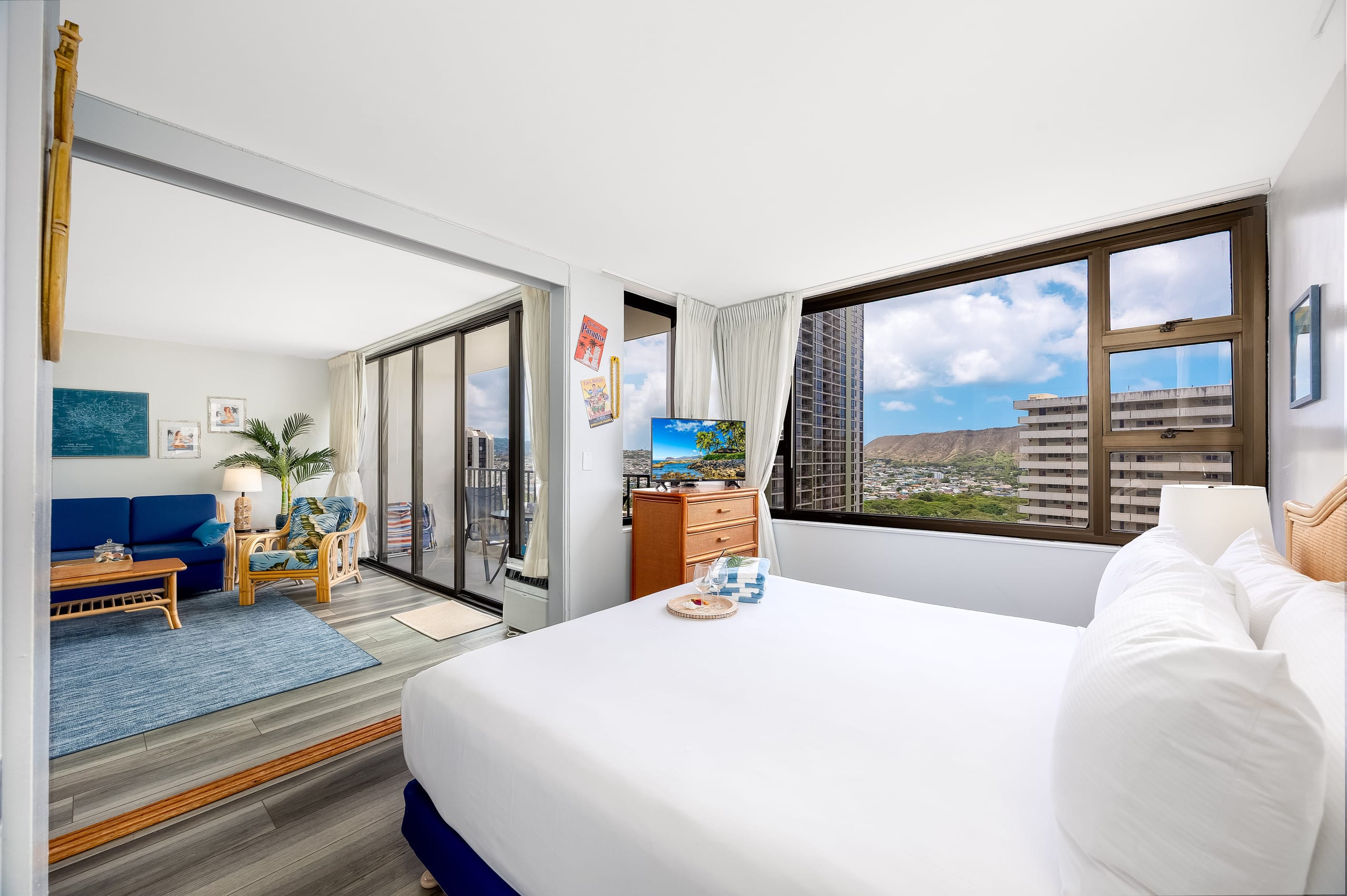 Waikiki condo w/ lanai, ocean views & beach gear - Image 28