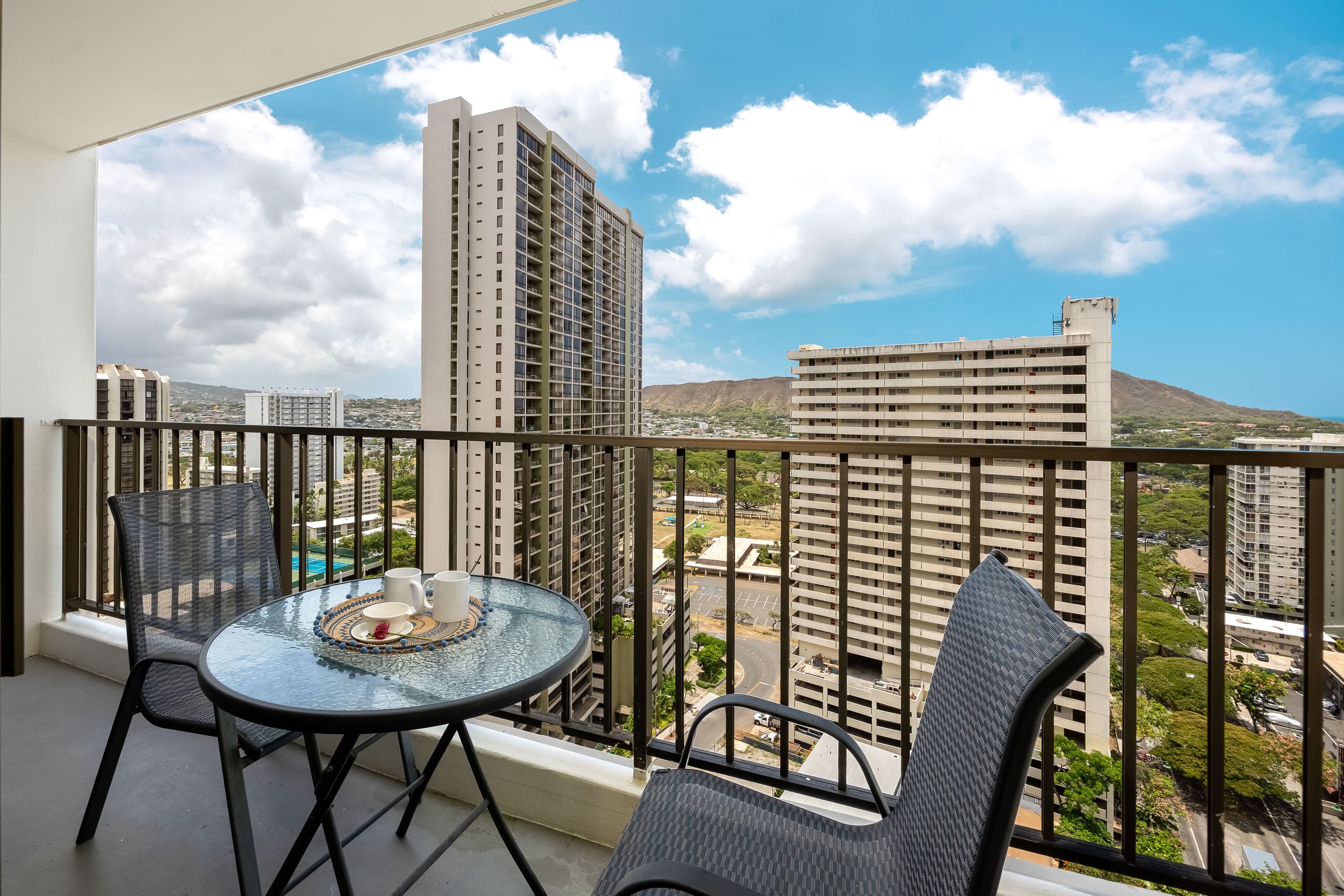 Waikiki condo w/ lanai, ocean views & beach gear - Image 44