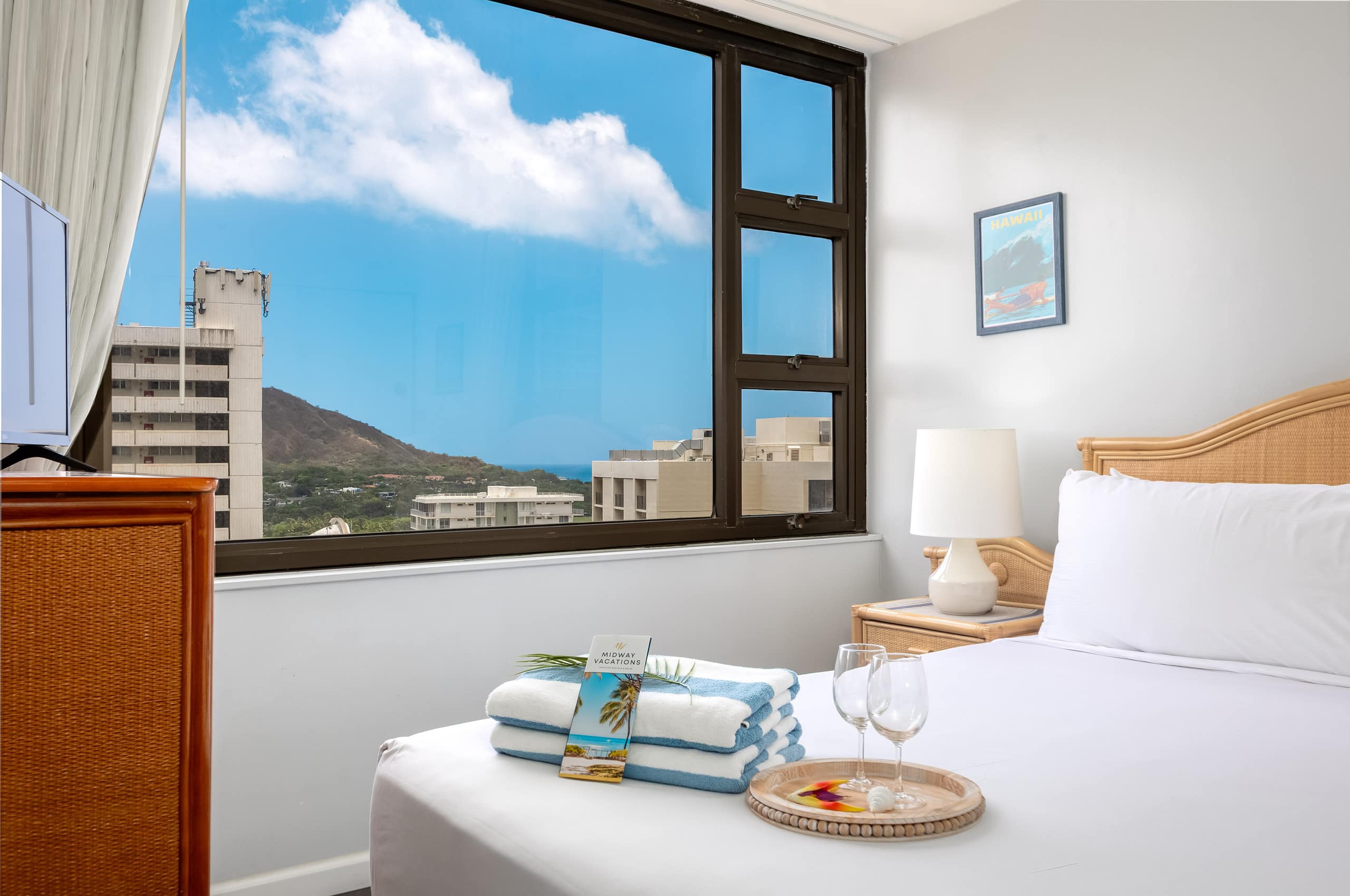 Waikiki condo w/ lanai, ocean views & beach gear - Image 36