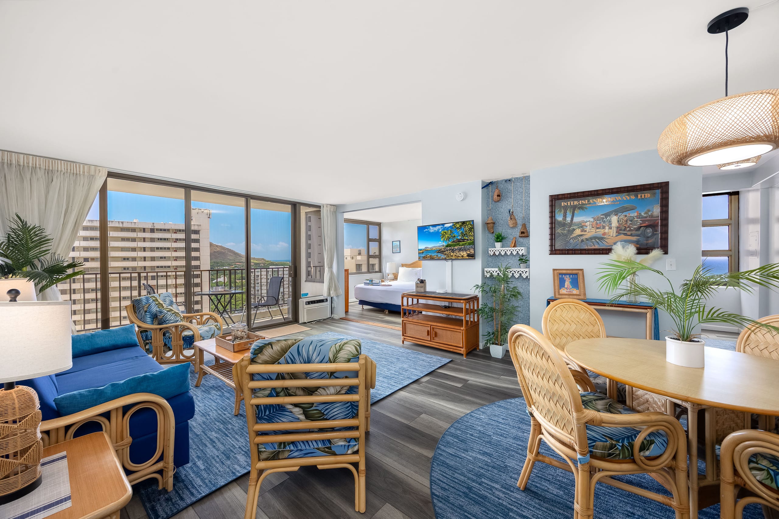 Waikiki condo w/ lanai, ocean views & beach gear - Image 22