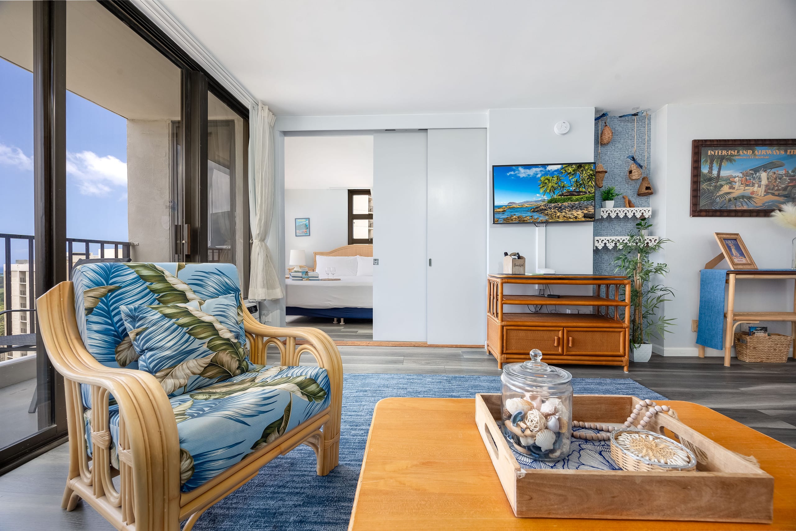 Waikiki condo w/ lanai, ocean views & beach gear - Image 7