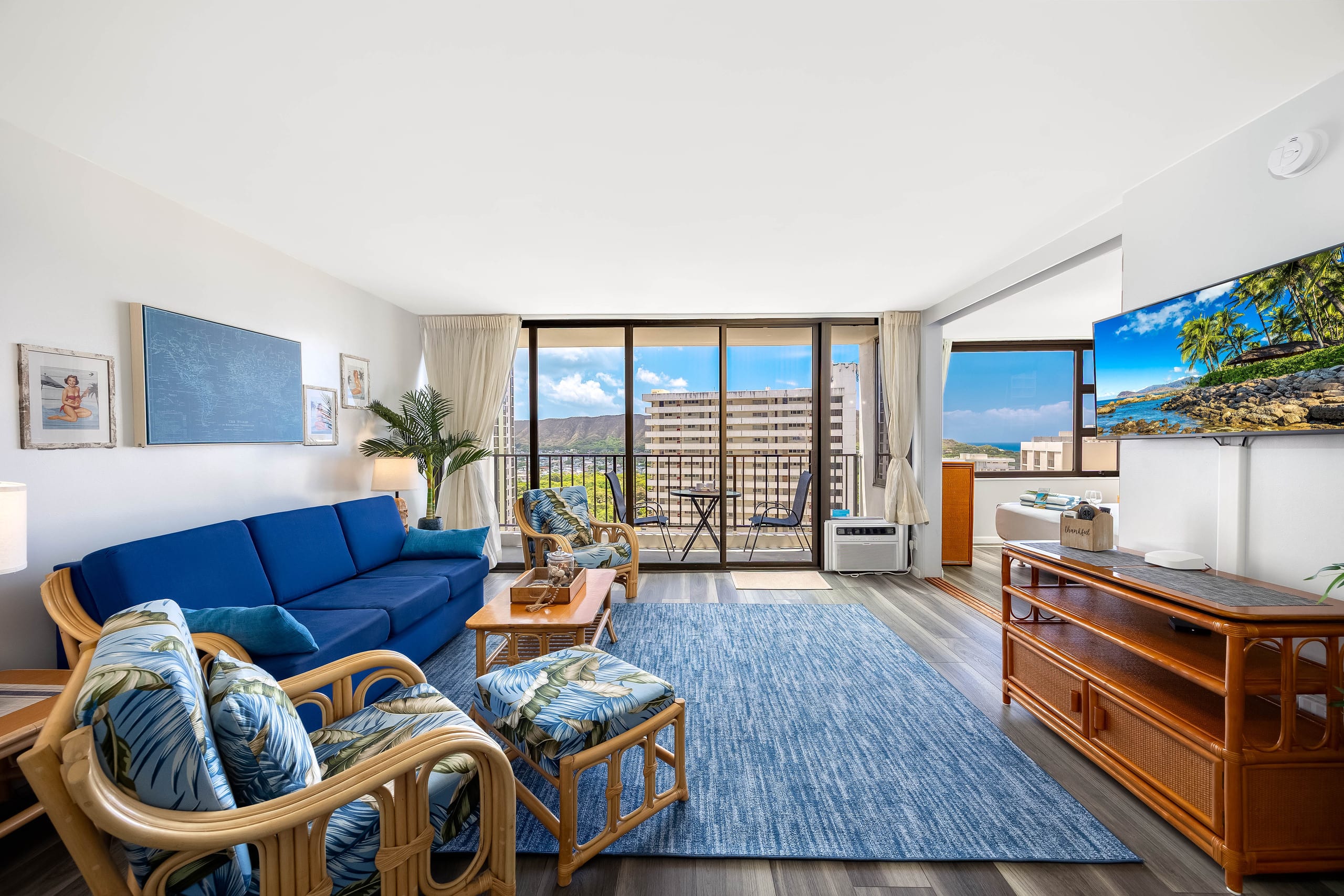 Waikiki condo w/ lanai, ocean views & beach gear - Image 6