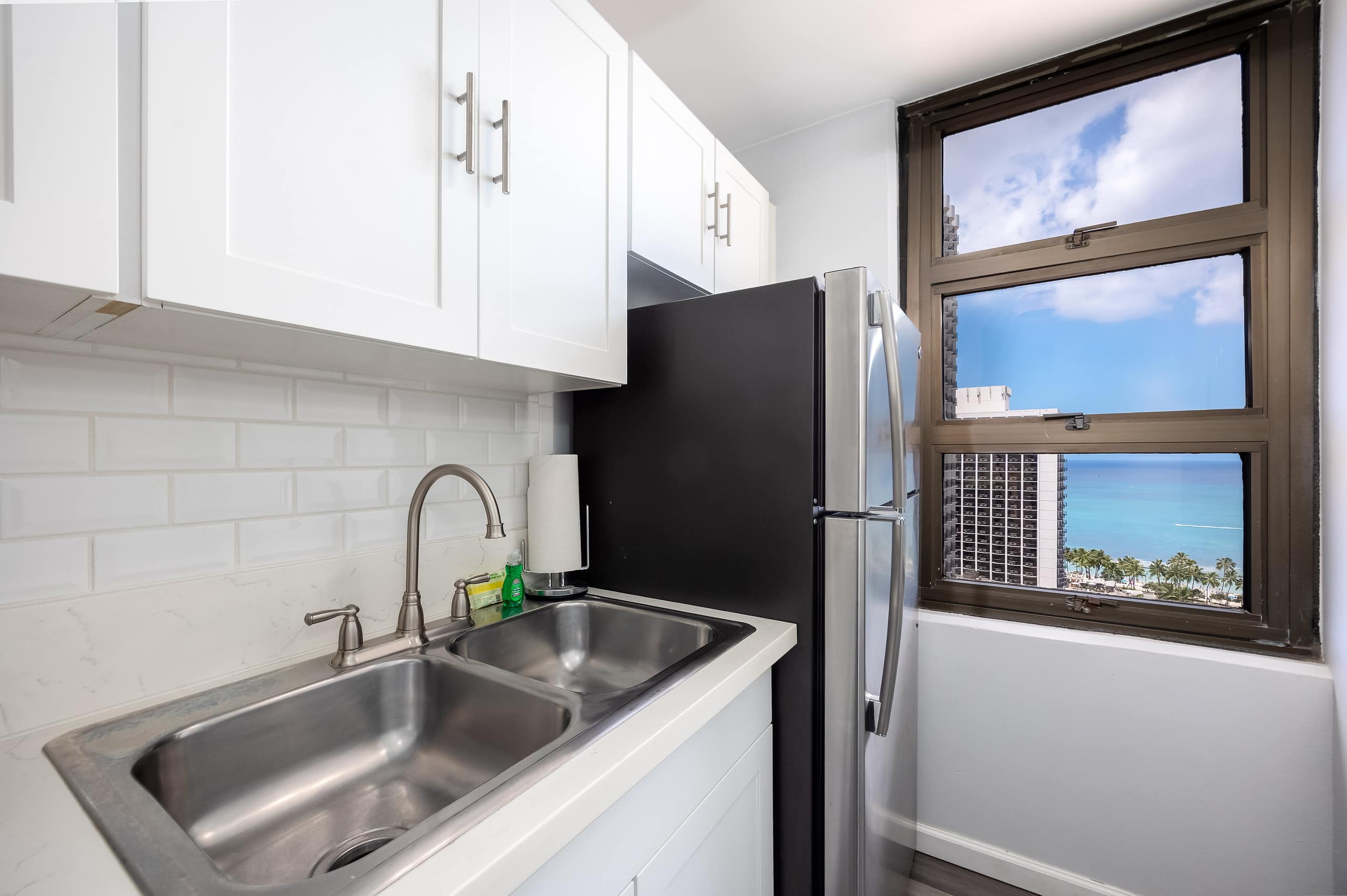 Waikiki condo w/ lanai, ocean views & beach gear - Image 15