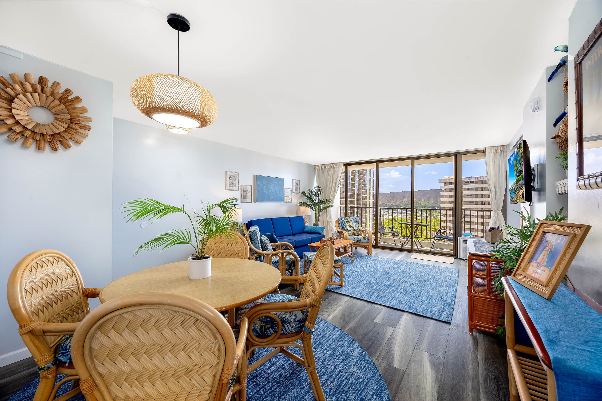 Waikiki condo w/ lanai, ocean views & beach gear - Image 21