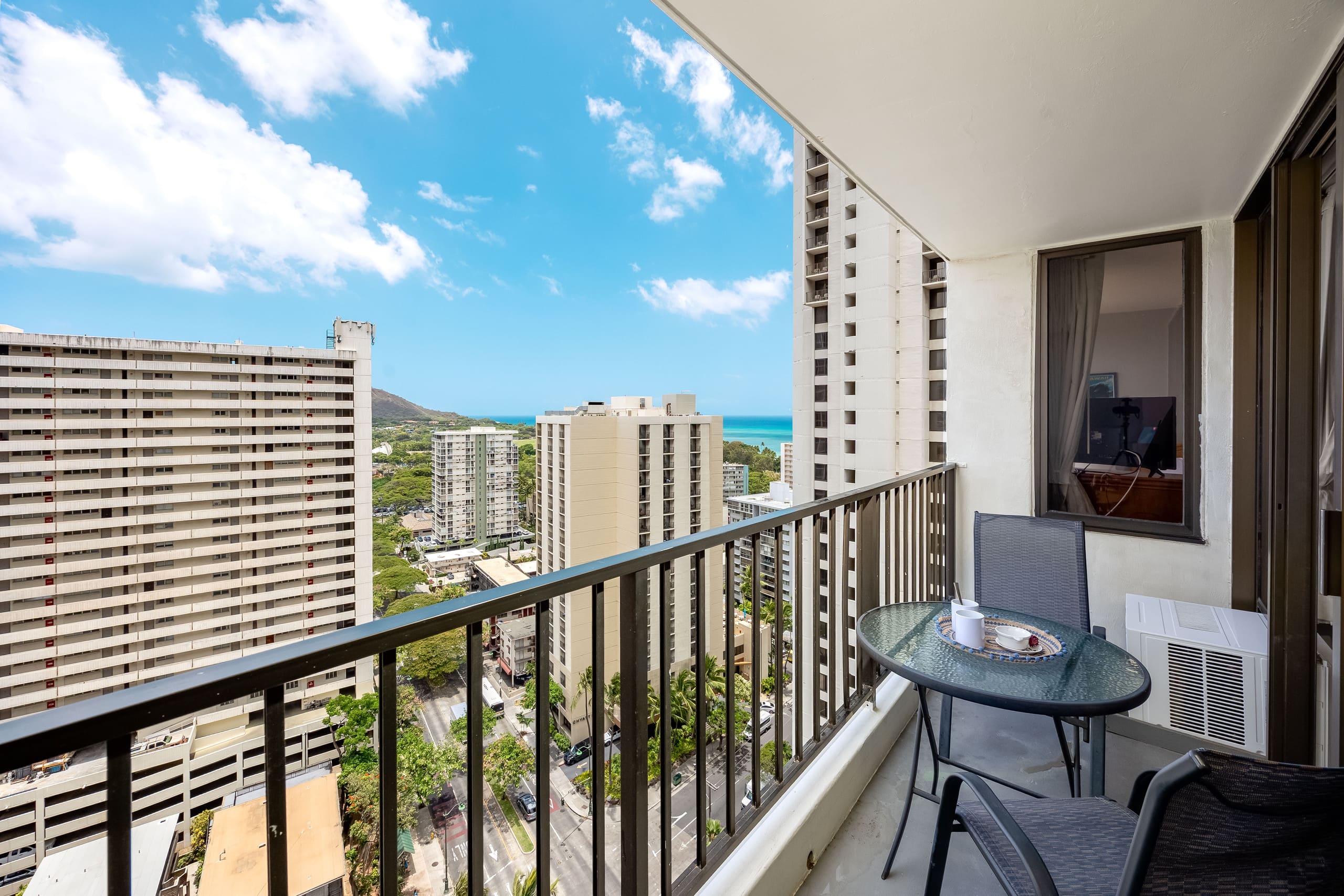 Waikiki condo w/ lanai, ocean views & beach gear - Image 43